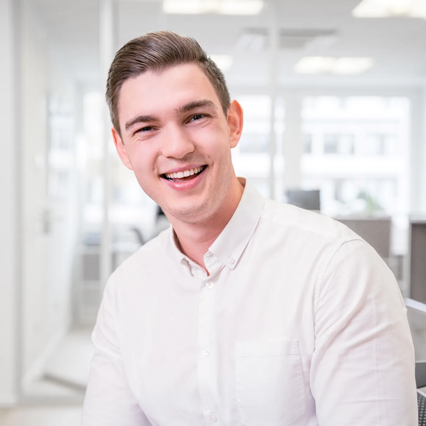 Konstantin Karch, Bachelor of Arts; seit 2022 als Masterstudent berufsbegleitend in der Kanzlei